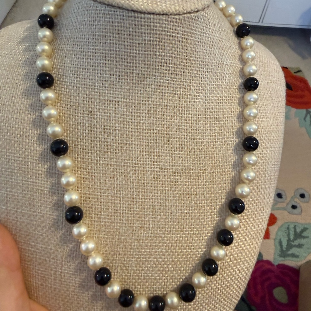 Classic Pearl and‎ Black Bead Necklace
